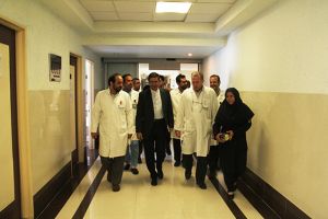 برگزاری مراسم بزرگداشت روز پزشک و کارمند با حضور معاون درمان وزارت بهداشت و درمان آموزش پزشکی در مرکز قلب و عروق شهید رجایی: عکس شماره 6 / 12